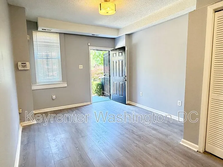 1537 A St SE #SE — Photo 3