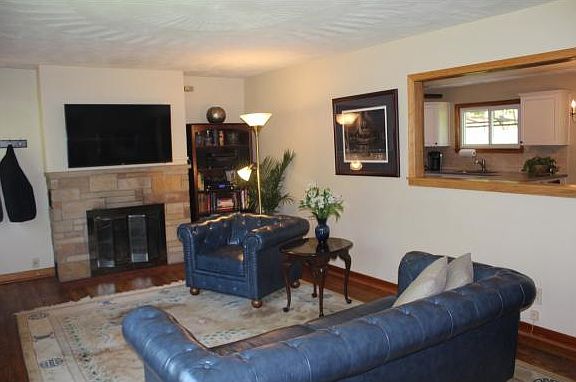 3rd image of 124 N Meadowbrook Ln
