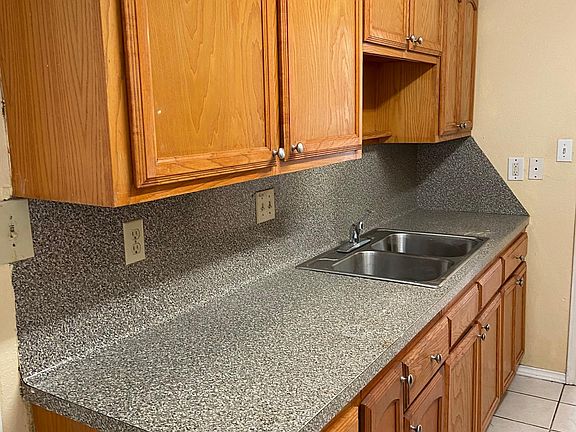 4th image of 971 Live Oak Cir #B
