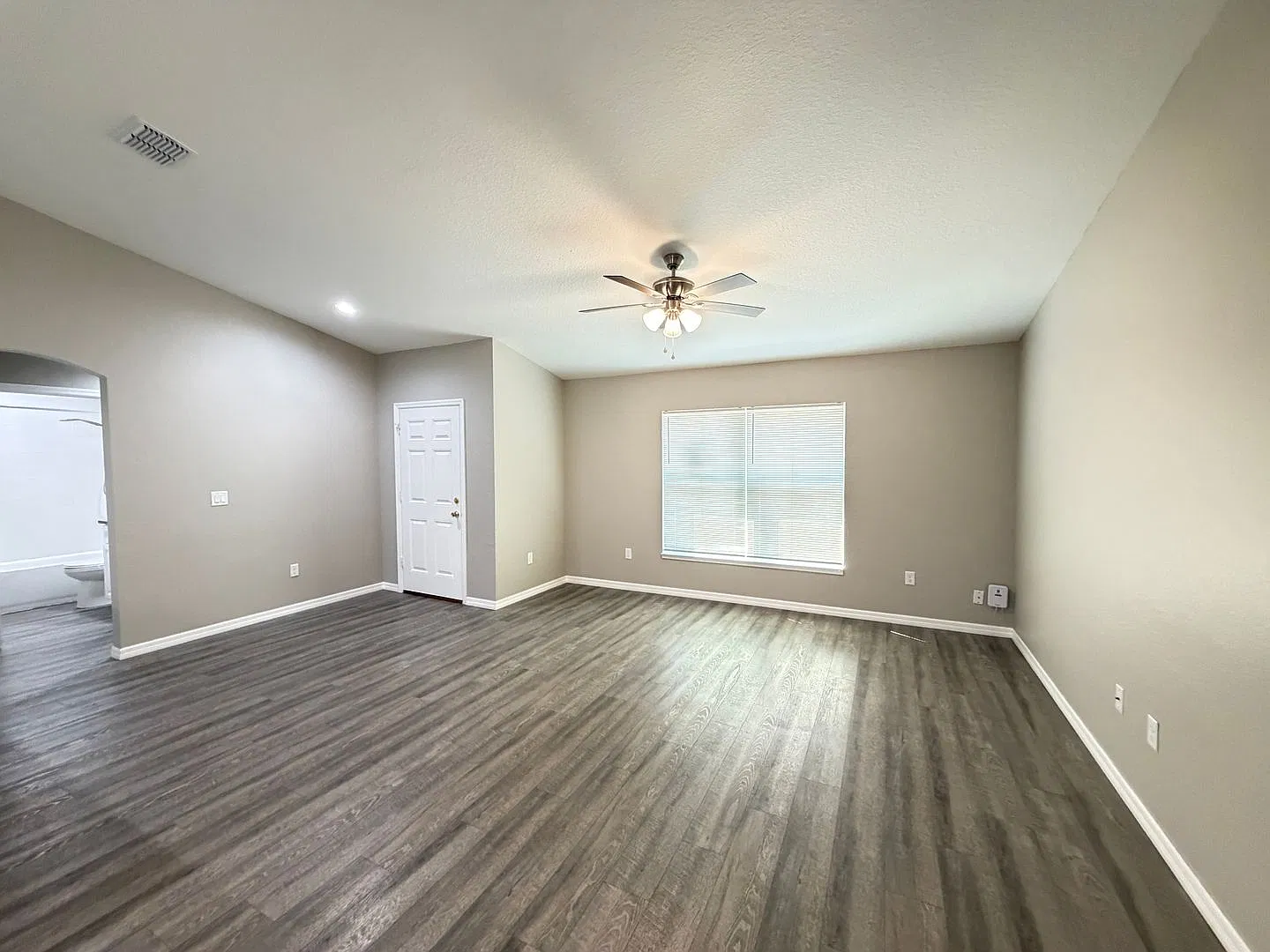 Gorgeous 3 Bedroom, 2 Bathroom Home In Ocala!! — Photo 3