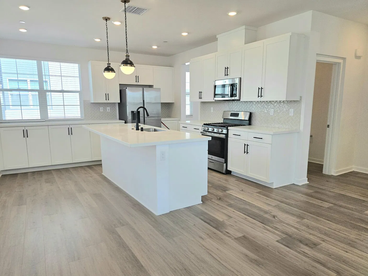 4 bed, 3.5 bath, 1809 sqft, $3,600 — Photo 4