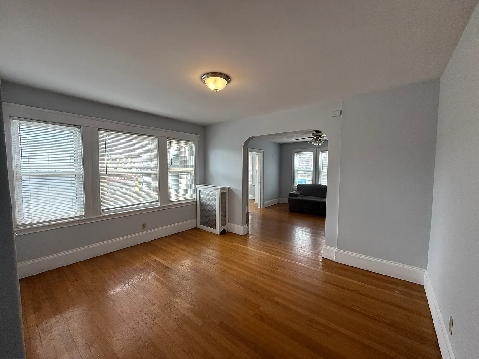 3 bed, 1.0 bath, 9999 sqft, $3,300 — Photo 4