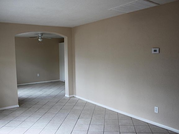 3rd image of 926 W Calle Medina