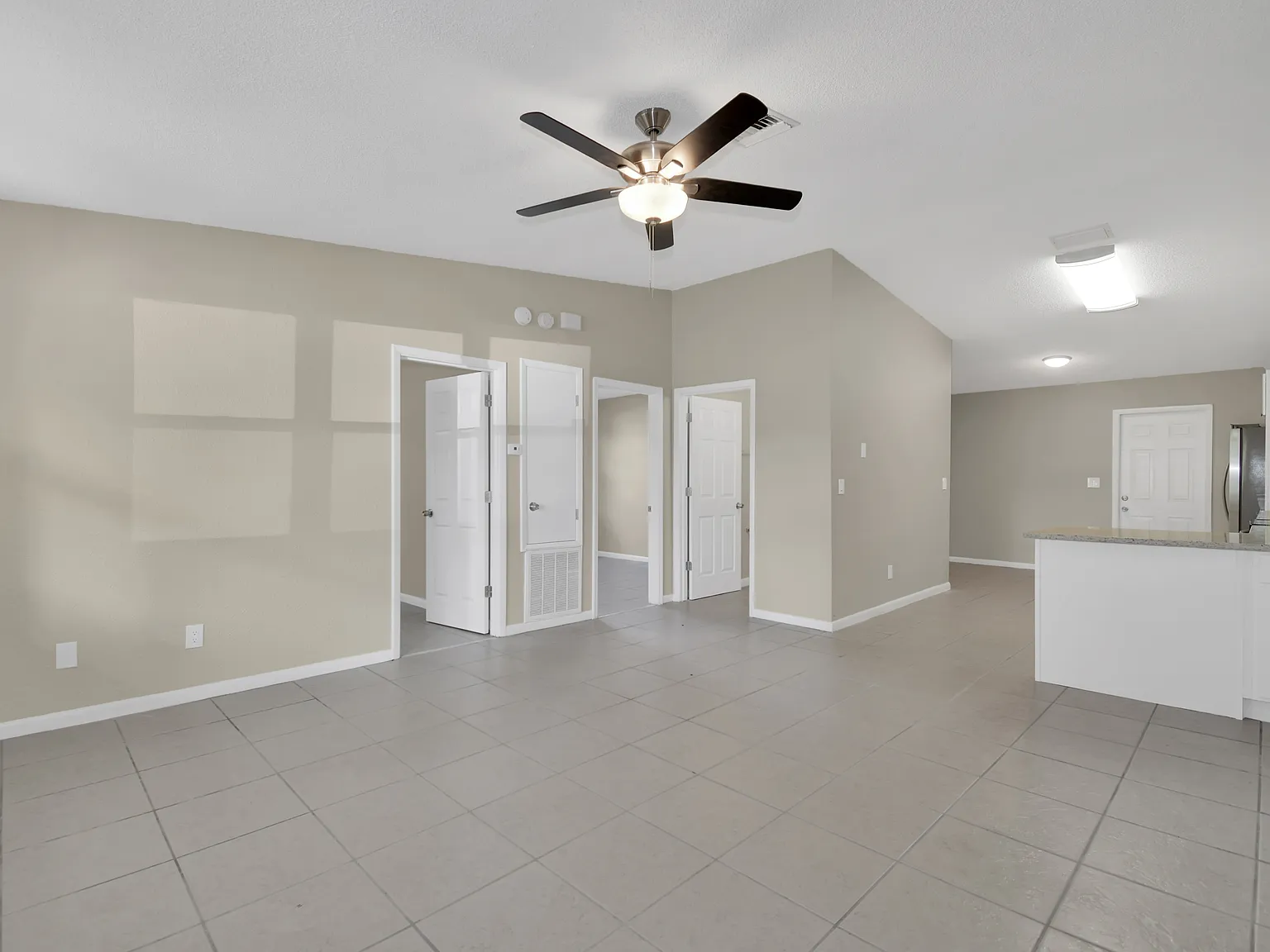 3 bed, 1.0 bath, 1072 sqft, $1,645 — Photo 2