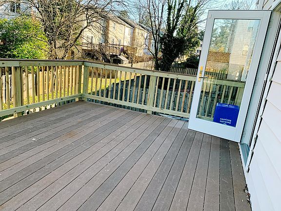 3rd image of 206 Pender Pl