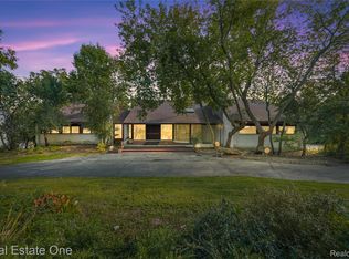 2276 Shore Hill Dr, West Bloomfield, MI