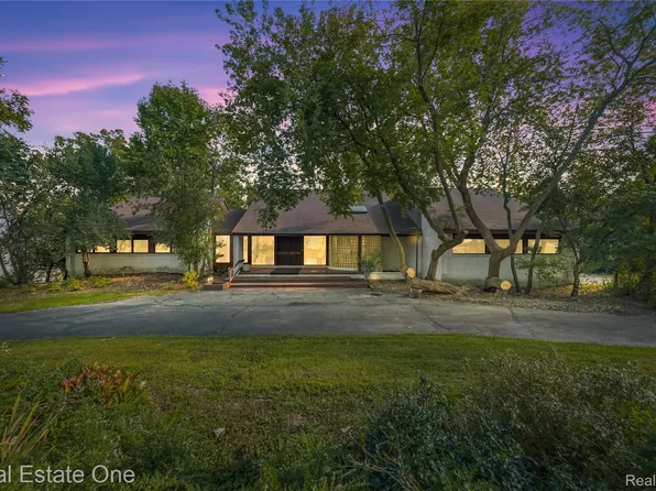 2276 Shore Hill Dr, West Bloomfield, MI 48323