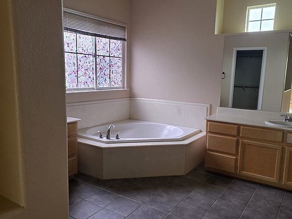 4th image of 1614 Highland Way