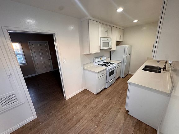 3rd image of 921 Monterey Blvd #923
