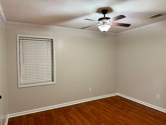 5th image of 212 Pinecrest Ave