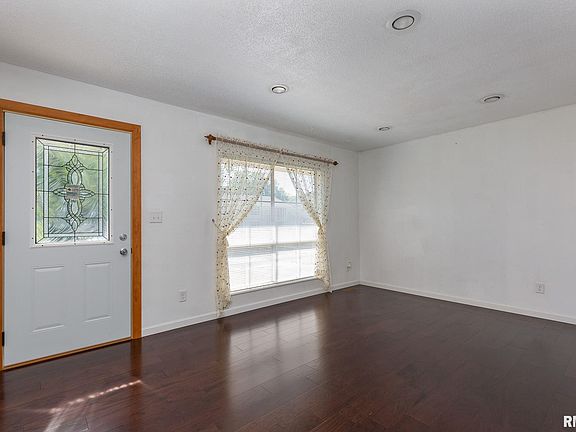 4th image of 2808 N Elsie Ave