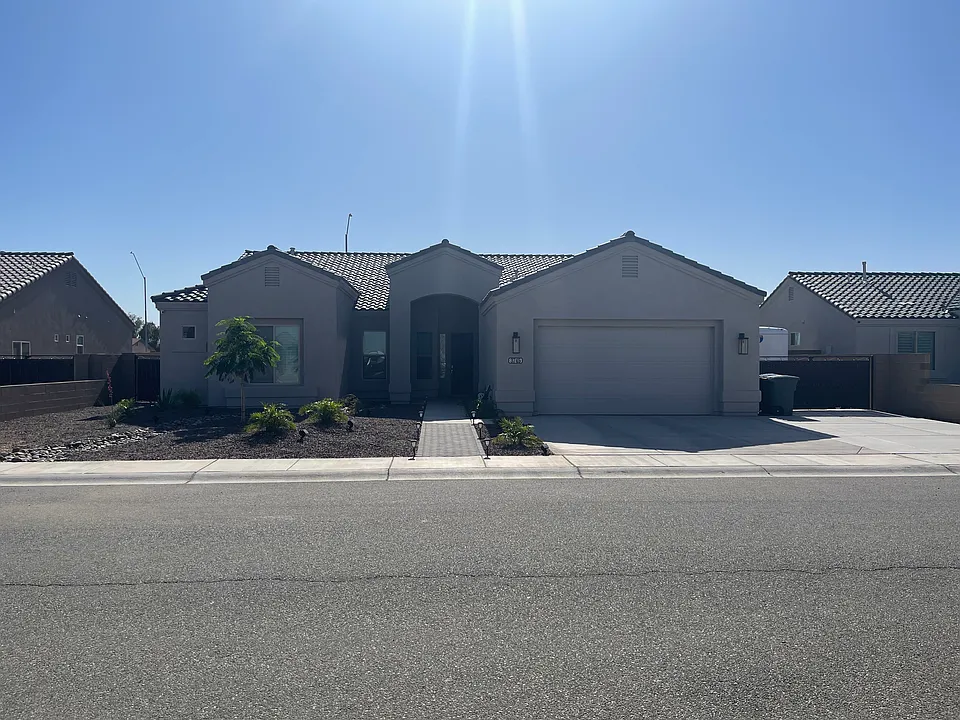 3745 S Falcon Dr