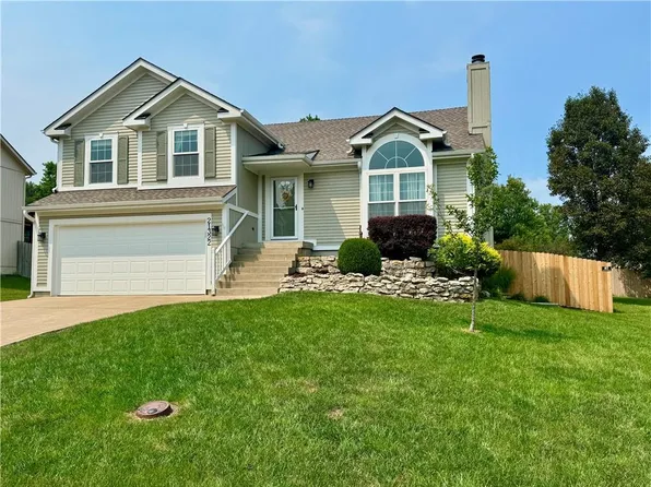 21322 W 52nd St, Shawnee, KS 66218