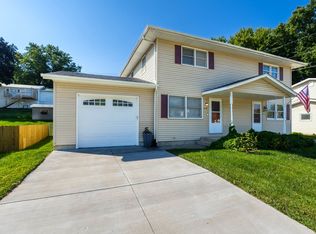 3109 Sunburst Dr, Bettendorf, IA 52722