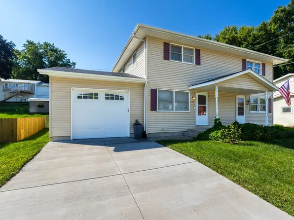 3109 Sunburst Dr, Bettendorf, IA 52722