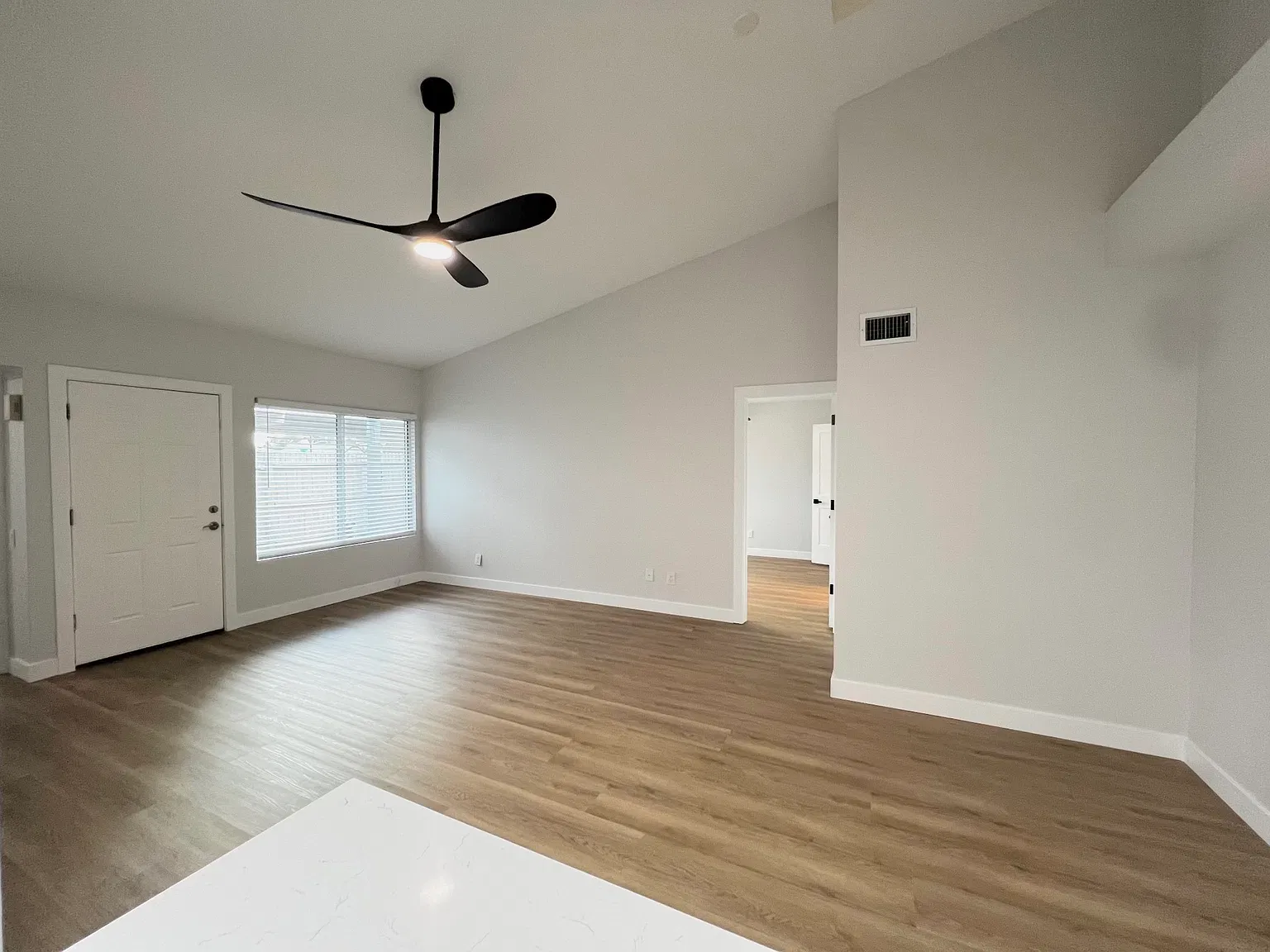 2 bed, 890 sqft, $1,849 — Photo 4
