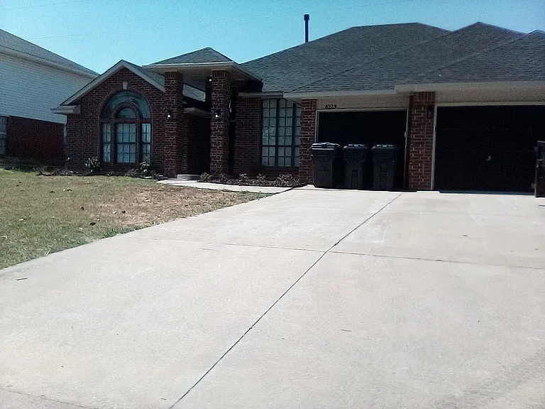 8229 N McKee Blvd — Photo 1