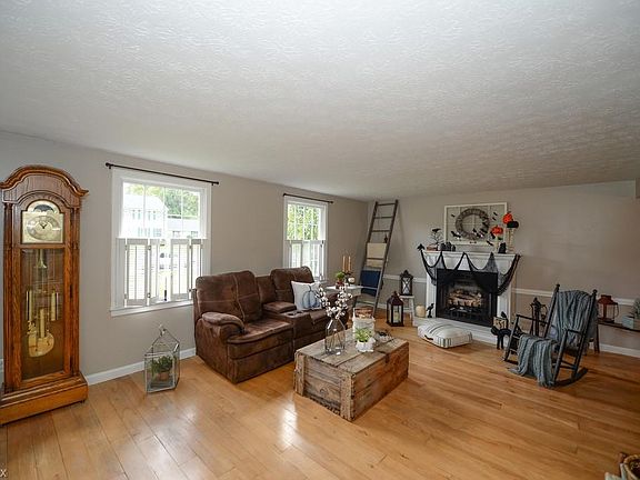 2nd image of 619 Falling Oaks Dr