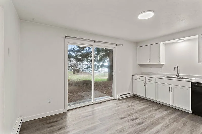 3 bed, 1.5 bath, 1104 sqft, $1,795 — Photo 3