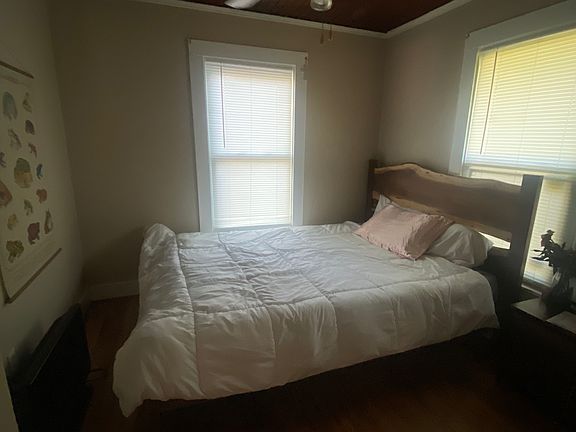 3rd image of 1214 W Garden St #4