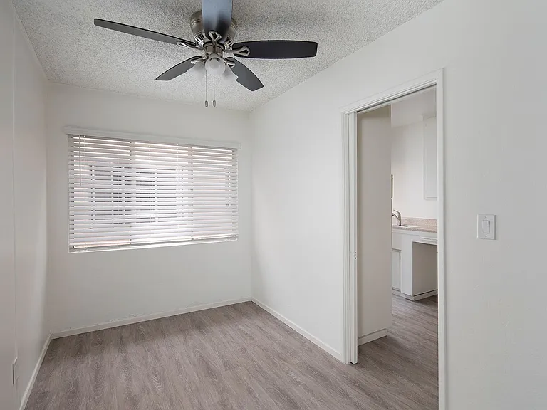 Emerald Manor Apartments — Photo 11