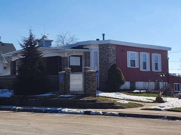 106 E Mission St, Strawberry Pt, IA 52076
