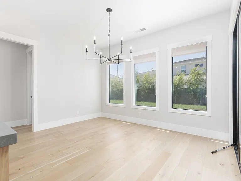 1621 W Approach Ln — Photo 18