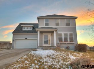 1119 Stony Point Dr, Papillion, NE 68046