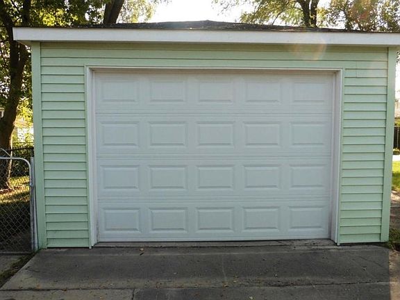3rd image of 6723 Waveland Ave