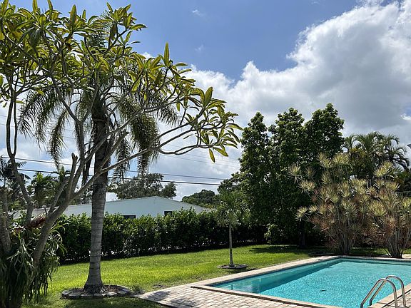 Spacious backyard 
(pool service included)