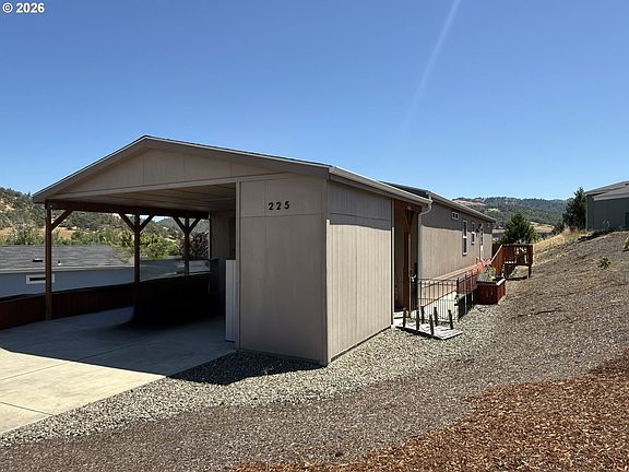 2nd image of 225 Nestucca Ln