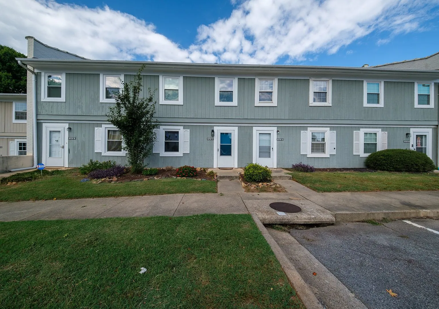 Spacious 2-Bedroom, 2.5-Bath Townhome in Greensboro — Photo 2