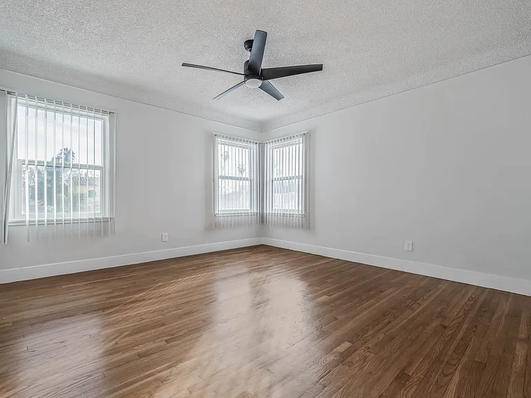 4063 Sutro Ave — Photo 13