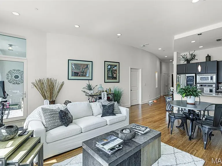 8025 Maryland Ave #2H — Photo 3
