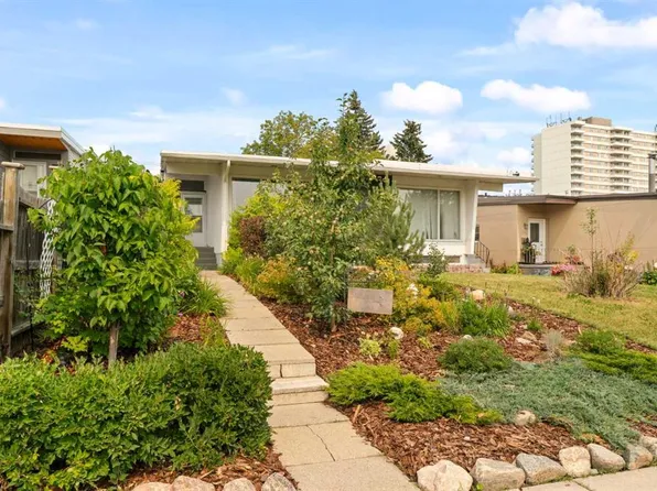 726 S 68th Ave SW, Calgary, AB T2V 0N2