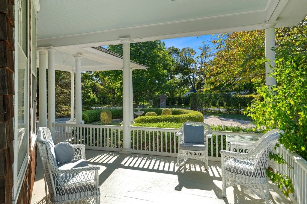  INVITING COVERED PORCHES