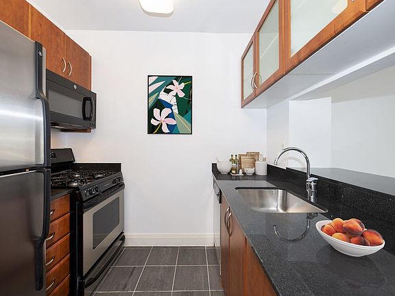 4th image of 222 E 34th St APT 1008