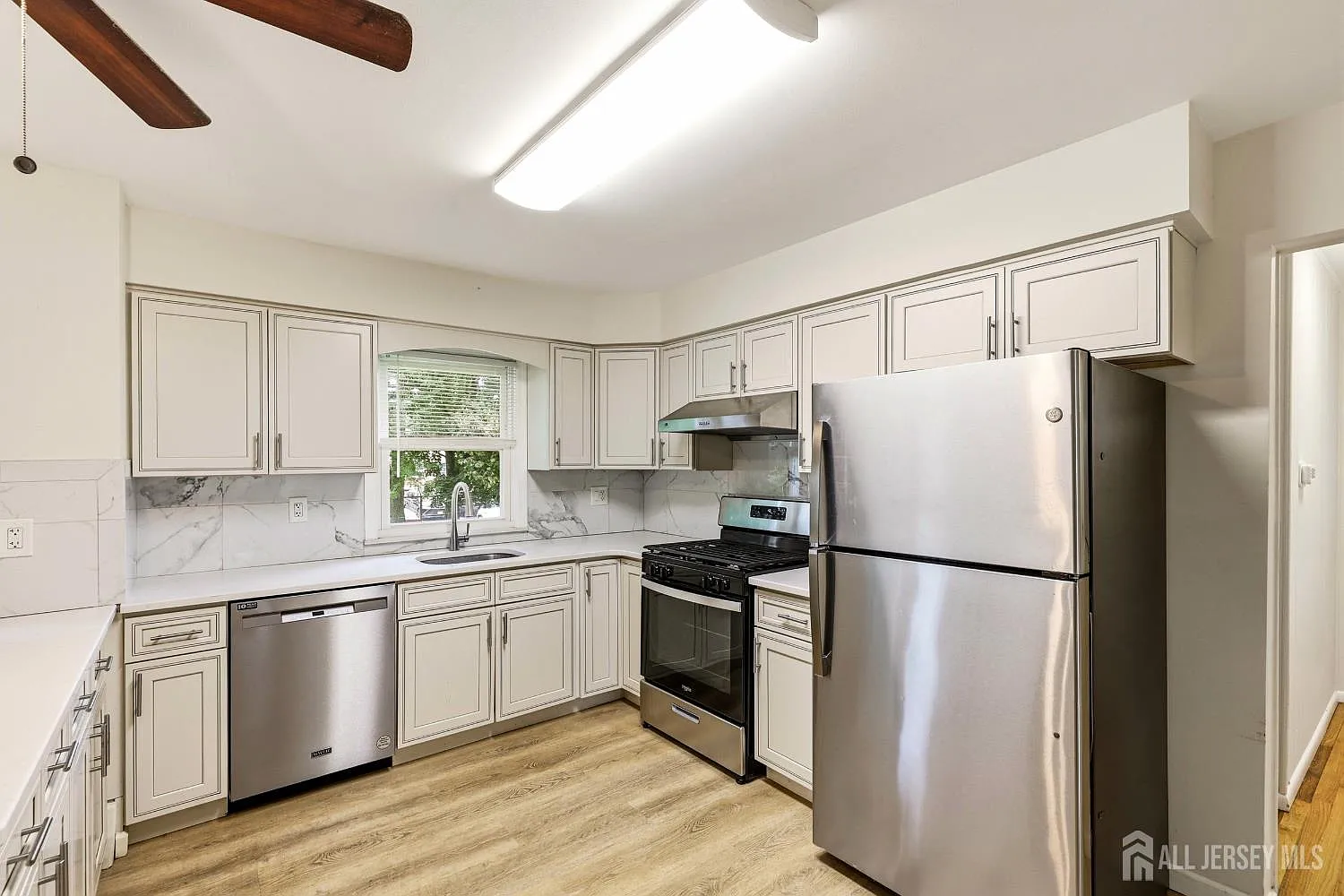 3 bed, 2.0 bath, 1074 sqft, $3,500 — Photo 4
