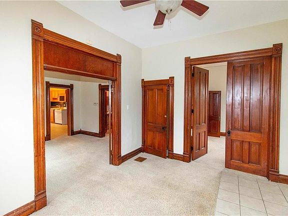 5th image of 608 W 71st Hwy