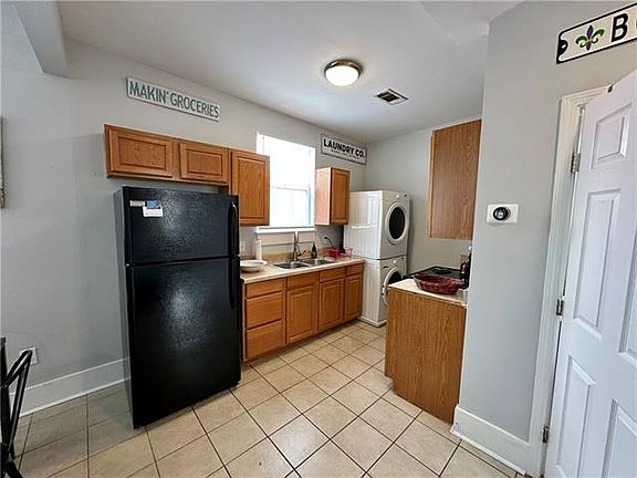 5th image of 2911 Banks St #A