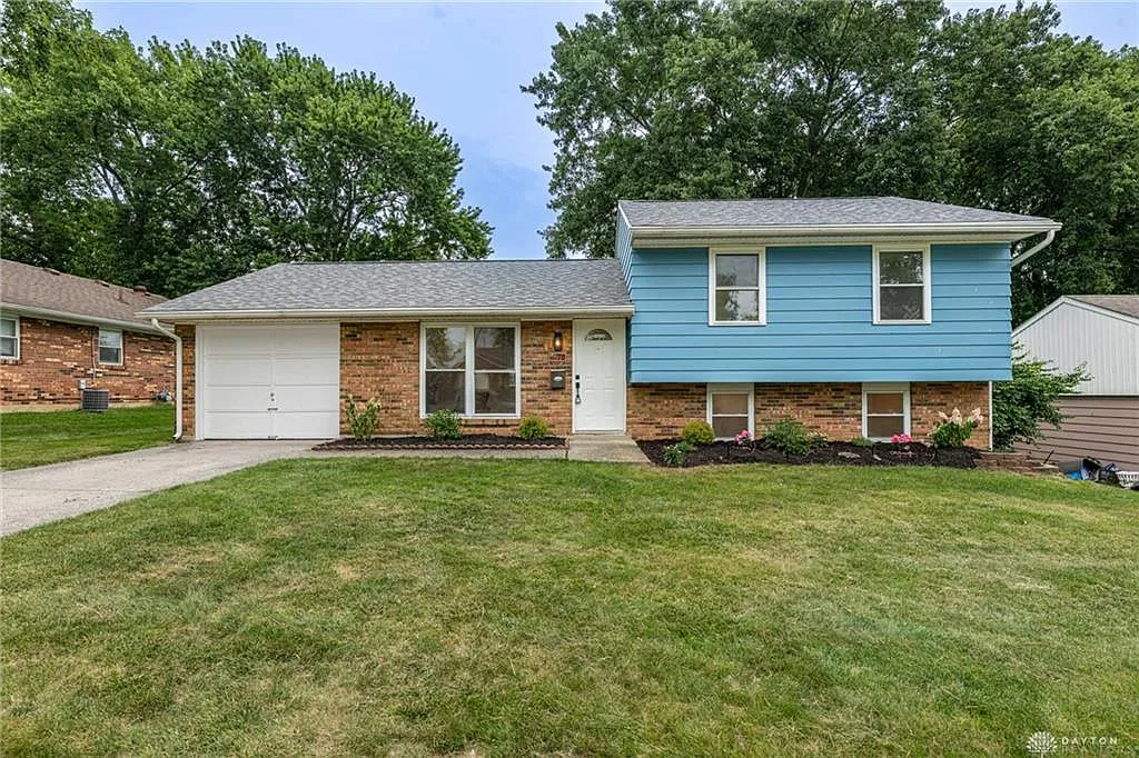 3 bed, 1.5 bath, 1753 sqft, $2,100 — Photo 1