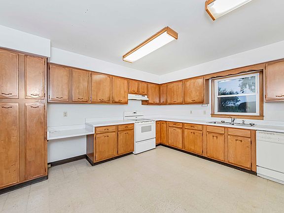 4th image of 3 Meadow Park Dr