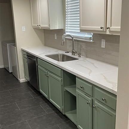 5th image of 5916 Arncliffe Dr
