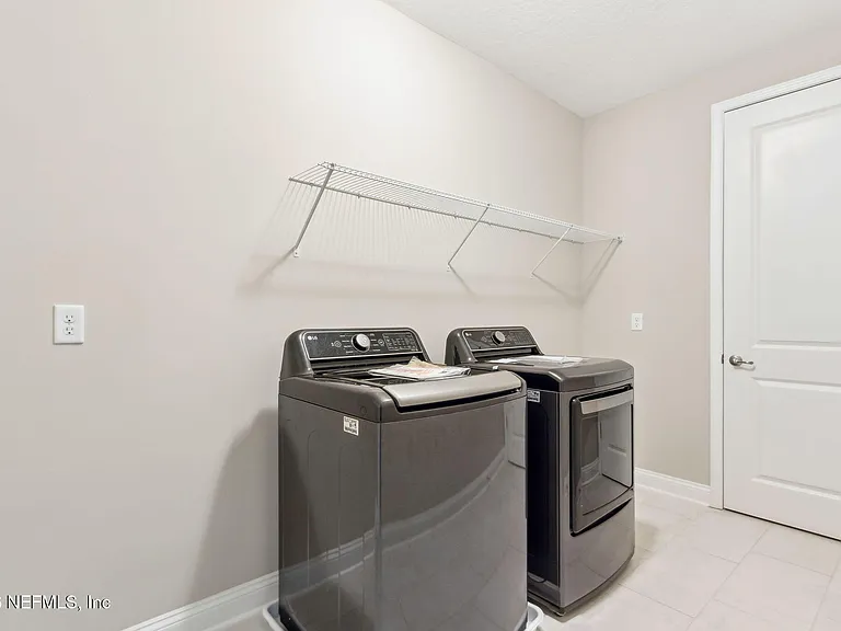 571 Marquesa Cir — Photo 36