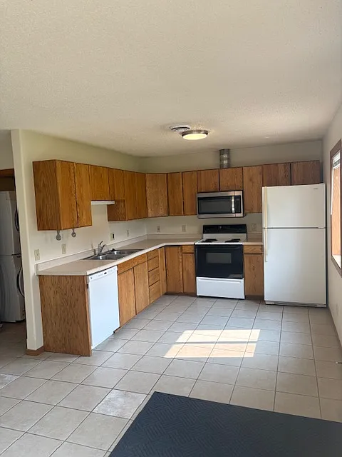 4 bed, 2.5 bath, 1400 sqft, $1,660 — Photo 3