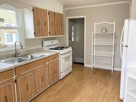 Kitchen 16'1" x 10'1"