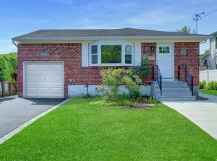 260 Mallard Rd, Carle Place, NY 11514