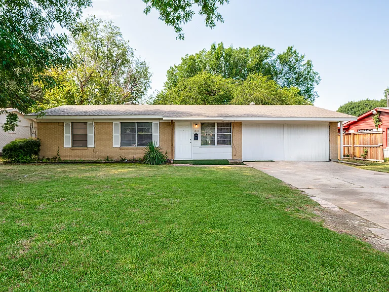 1818 Highland Dr — Photo 1