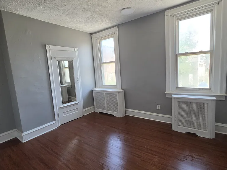 1228 W Oakdale St — Photo 9