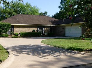 233 Woodhaven Dr, West Columbia, TX 77486
